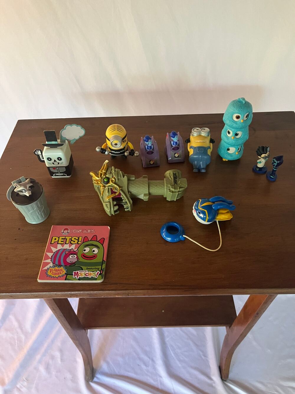 Mixed Lot Mini Figures Toys Minions Dragon Claw Yo-yo Tickle Monster Book